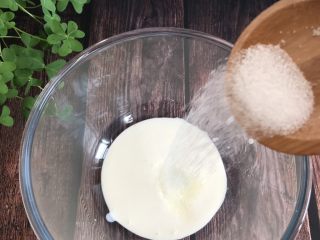 8、网红小狗慕斯蛋糕,淡奶油中加入白砂糖打发