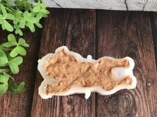 12、网红小狗慕斯蛋糕,装满后轻轻震几下，震出气泡，放入冰箱冷冻4小时以上，直至冻硬脱模