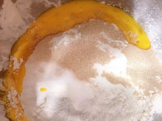 5、盐面包,加鸡蛋液