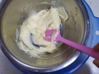 2、轻乳酪蛋糕????（抹茶奶油）,奶油奶酪隔热水，用铲子翻拌至顺滑状态