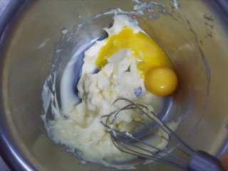 3、轻乳酪蛋糕????（抹茶奶油）,加入一个蛋黄搅拌均匀至顺滑状态