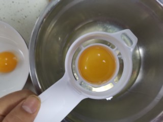 9、轻乳酪蛋糕????（抹茶奶油）,准备两个干净无油无水的盆，分离蛋清和蛋黄，蛋白里不能掉入蛋黄，否则蛋白打不起来，分离好的蛋白放冰箱冷藏备用