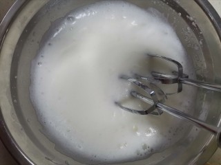 11、轻乳酪蛋糕????（抹茶奶油）,继续打发至粗泡变细腻时加入第二次白砂糖