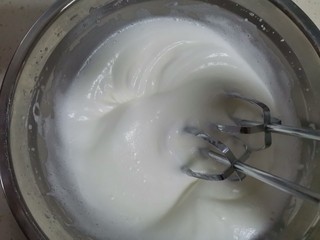 12、轻乳酪蛋糕????（抹茶奶油）,打发至出现明显纹路时加入最后的白砂糖