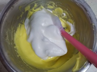 14、轻乳酪蛋糕????（抹茶奶油）,取一半的蛋白霜到芝士糊里翻拌均匀，不能画圈搅拌