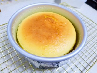 17、轻乳酪蛋糕????（抹茶奶油）,烤好取出来晾凉后再脱模，刚出炉的蛋糕比较脆弱，晾凉后再脱模