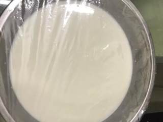 1、麻薯曲奇,麻薯材料全部加入混合不见颗粒,盖上保鲜膜上锅蒸15分钟