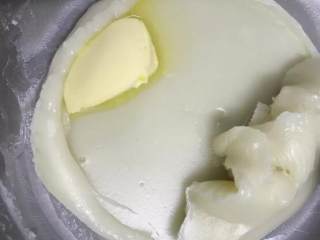 2、麻薯曲奇,蒸好的麻薯加入黄油混合