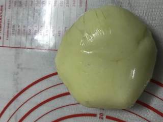 3、麻薯曲奇,用保鲜膜包好放一边待用