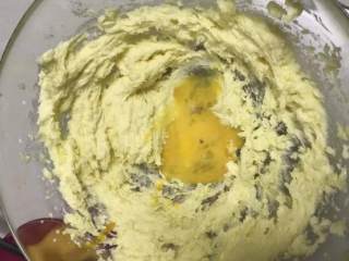 7、麻薯曲奇,慢慢加入蛋液打发