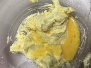 8、麻薯曲奇,每加入蛋液都要打发混合好再加入