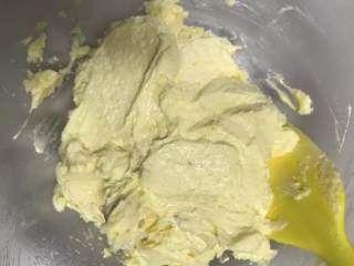 9、麻薯曲奇,直到全部蛋液加入打发好的黄油状态