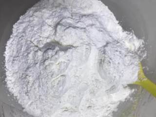 10、麻薯曲奇,把中筋面粉过筛加入