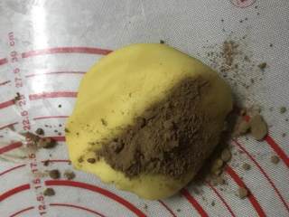 12、麻薯曲奇,取出128克面团加入可可粉