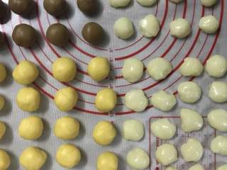 14、麻薯曲奇,黄色面团分成20份,每份18克,可可粉面团分成8份,每份16克,麻薯馅分成20份10克一份,8份8克一份麻薯揉圆放好