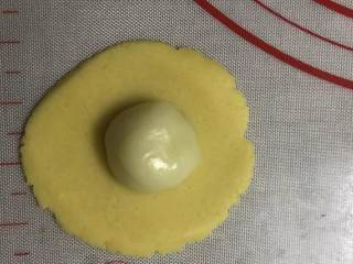 15、麻薯曲奇,取出一份面团擀开加入麻薯揉圆