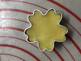 16、麻薯曲奇,放入模具中印出图案