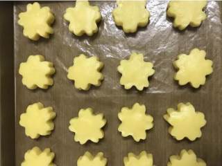 17、麻薯曲奇,放入烤盘,提前预热烤箱155度,,中层烤30分钟