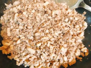 1、酱肉大包子,锅中倒入少许油，猪油最好（容易凝固），没有就色拉油，放入去皮切成小丁的猪肉炒香。不要炒太干了。