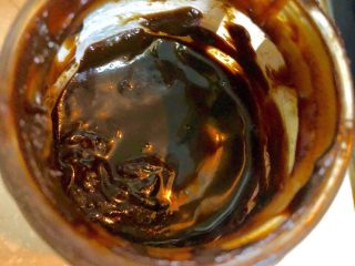 2、酱肉大包子,准备甜面酱。