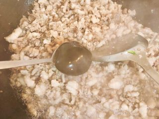 3、酱肉大包子,放入此勺大小的3勺甜面酱。不能确定酱放的多少时，可以边放边尝味道的咸淡。口味较淡的方子中的盐就不放。