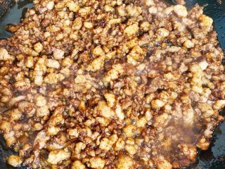 4、酱肉大包子,炒3分钟左右。