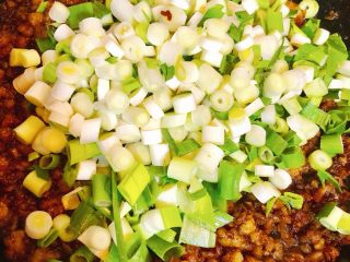 5、酱肉大包子,放入切成小节的大葱。