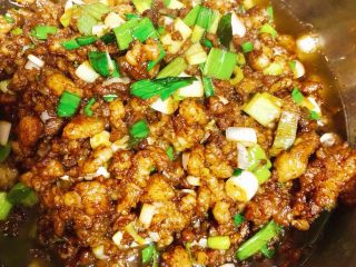 6、酱肉大包子,大葱炒出香味后放入1.5勺白糖和少许鸡精、盐拌匀后，用干净的小盆盛出备用。