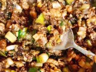 7、酱肉大包子,馅凉后放入冰箱冷冻至凝固状取出备用。