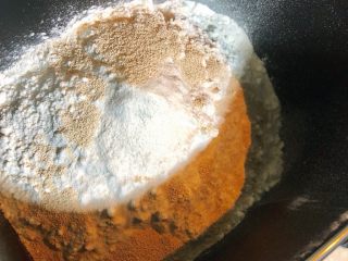 8、酱肉大包子,把面皮的所有材料放入面包机中。