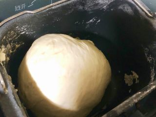 9、酱肉大包子,揉成光滑的面团。