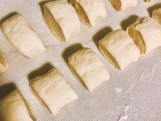 11、酱肉大包子,分成55克左右的剂子。