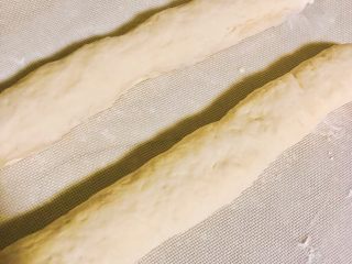 10、酱肉大包子,再把光滑的面团搓成长条。