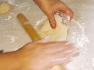 12、酱肉大包子,然后把分好的剂子像擀饺子皮一样，擀成中间厚，边缘薄的包子皮。皮子下面一定要有干粉，这样包出来的包子褶子才不会消失！！
