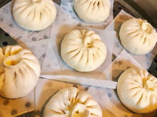 15、酱肉大包子,包好的包子放入放了油纸垫的蒸锅中。