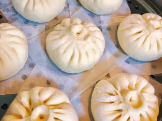 16、酱肉大包子,发酵到近2倍大后（冬天可以把锅中的水烧温热，大概38度左右发酵），开大火蒸20分钟，蒸好后焖5分钟再揭锅盖。不然包子皮面容易塌。