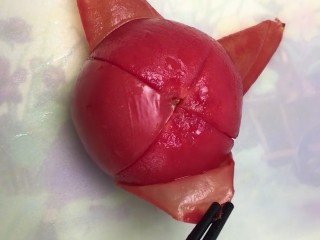 1、煎饼,西红柿打十字刀，用开水烫一下去掉外皮