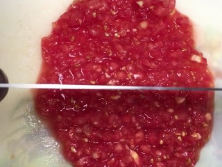 2、煎饼,然后切碎