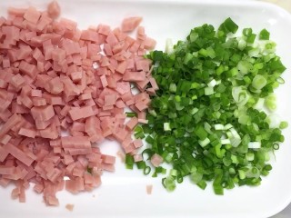 3、煎饼,火腿切丁，葱切末