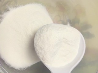 4、煎饼,碗中加入两勺面粉