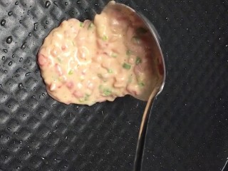 7、煎饼,锅中刷油，倒入面糊