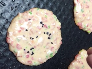 8、煎饼,上面撒上黑芝麻
