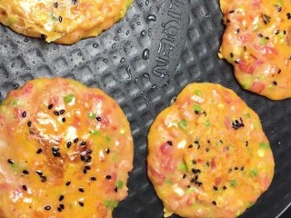 9、煎饼,煎至两面金黄