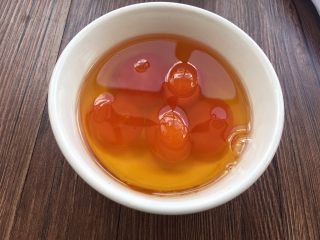 1、全面详细讲解～蛋黄酥,咸蛋黄，从鸭蛋取出来清洗干净表面薄膜沥干水分放入花生油中泡一个晚上（薄膜很腥气一定要去除，泡花生油里也是为除去咸蛋黄腥味）