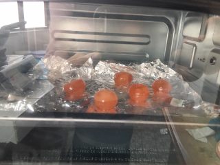 2、全面详细讲解～蛋黄酥,蛋黄用白酒喷下，烤箱150度烤5分钟就可以出炉。