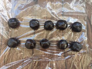 3、全面详细讲解～蛋黄酥,豆沙170克分成10份，每份17克揉成才小圆球备用。