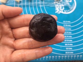 5、全面详细讲解～蛋黄酥,将豆沙完整包裹在豆沙里。