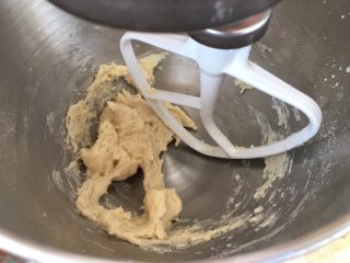 12、全面详细讲解～蛋黄酥,用厨师机揉面，如果没有厨师机用面包机也可以，实在不行就用手揉吧！