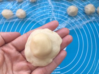 21、全面详细讲解～蛋黄酥,将一个油皮圆球压扁，油酥放油皮中间。