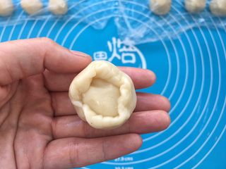 22、全面详细讲解～蛋黄酥,油皮慢慢把油酥包裹起来。